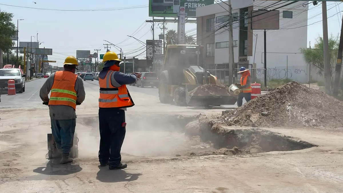 Reparan socavón en avenida De la Raza; prevén reabrir hoy la circulación
