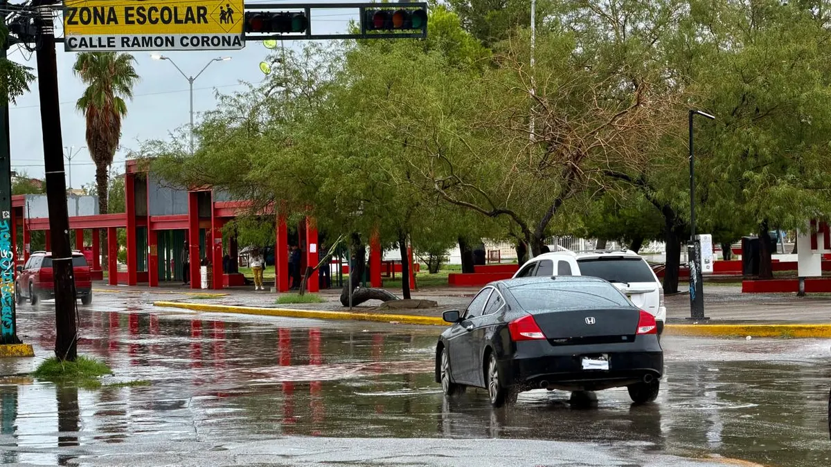 Deja lluvia semáforos apagados y provoca choque en la Vicente Guerrero