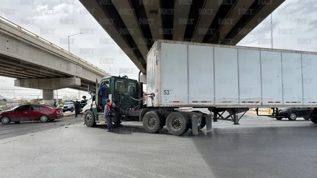 Tráiler intenta ganarle el paso al tren y provoca accidente