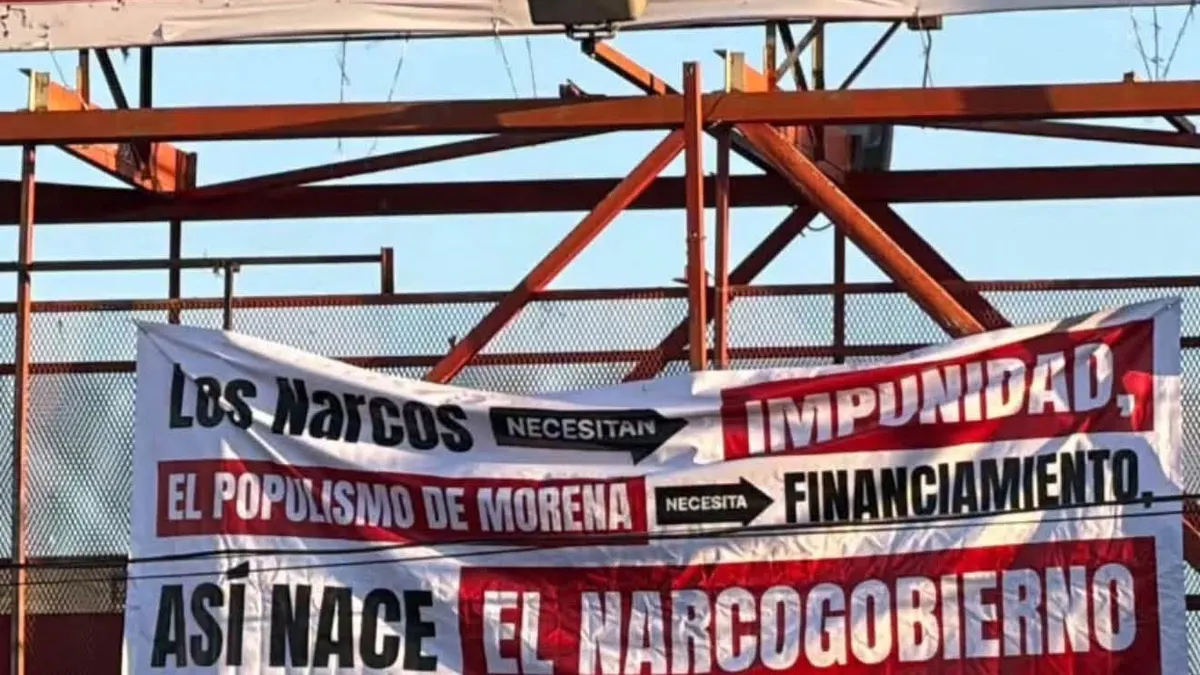 Retiran lona de espacio público por representar peligro para peatones