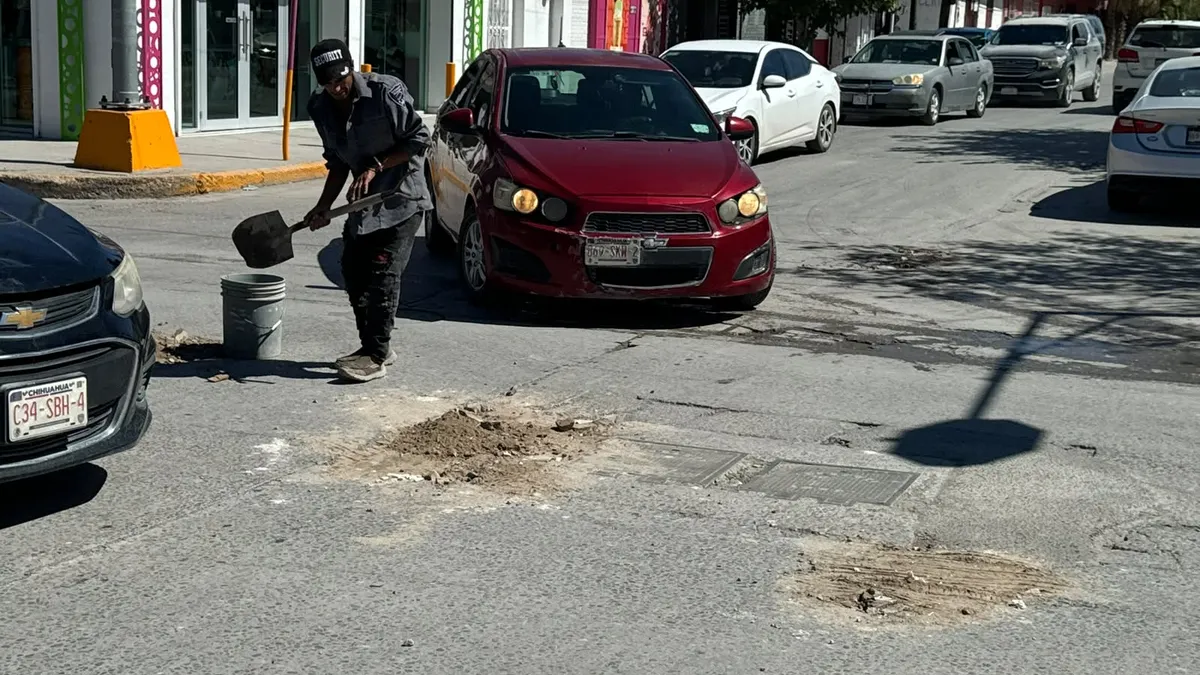Habitantes del Barrio Alto realizan bacheo voluntario con tierra y escombro