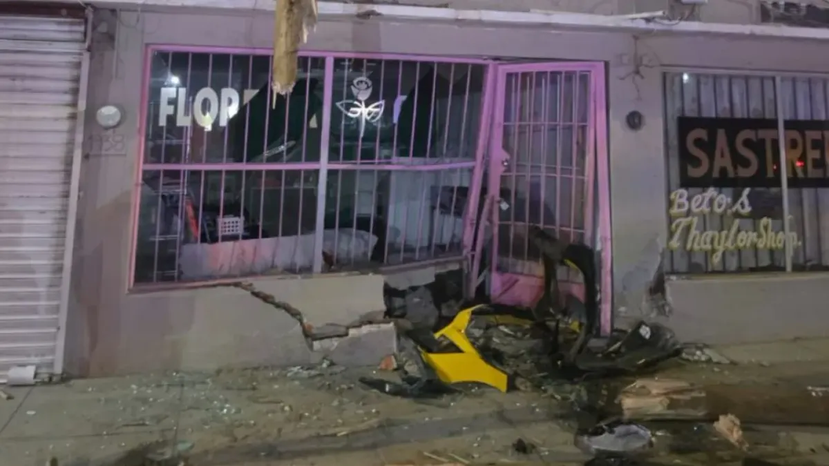 Conductora pierde el control de Mustang y se estrella contra locales