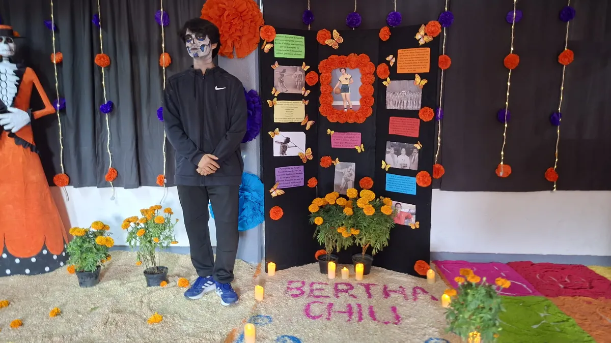 Instalan altar de Día de Muertos en honor a Bertha Chiu en Secundaria Técnica 37