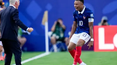 Mbappé sale por lesión en rodilla durante Francia vs Turquía
