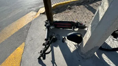 Auxilian ciudadanos a adulto mayor atropellado ante demora de ambulancia
