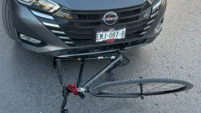 Ciclista resulta lesionada tras ser chocada por un auto