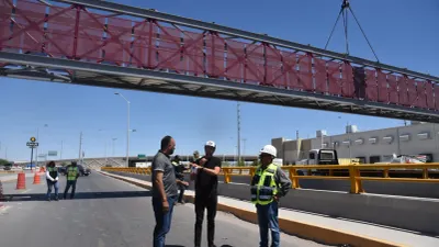 Supervisa alcalde colocación de puente peatonal en Talamás Camandari
