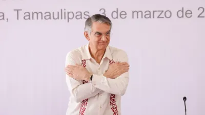 Muestra gobernador de Tamaulipas su visa y rechaza acusaciones de EU