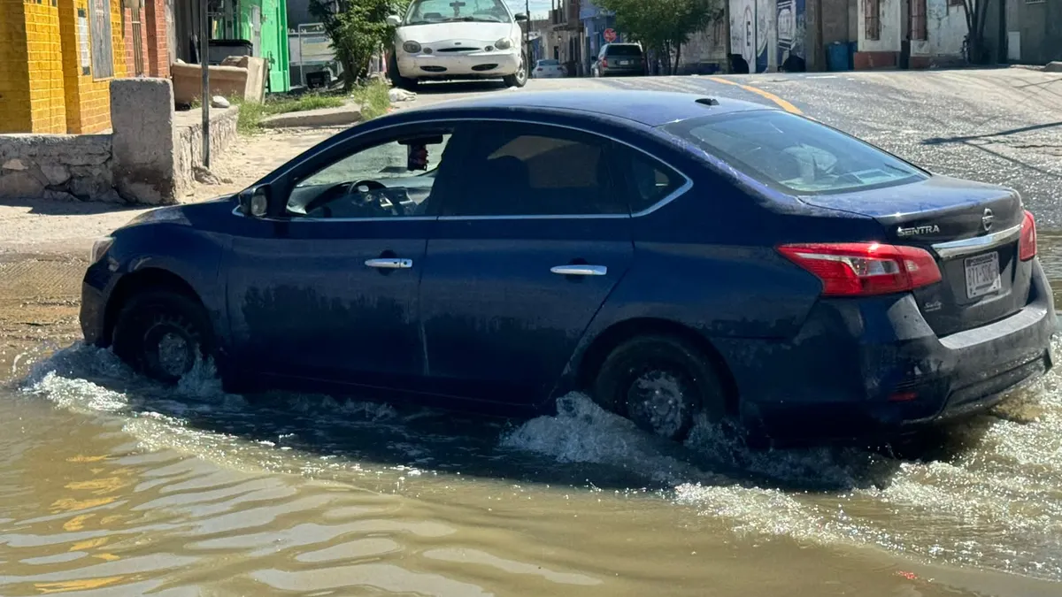 Vecinos de Barrio Alto enfrentan arroyo de aguas negras desde hace semanas