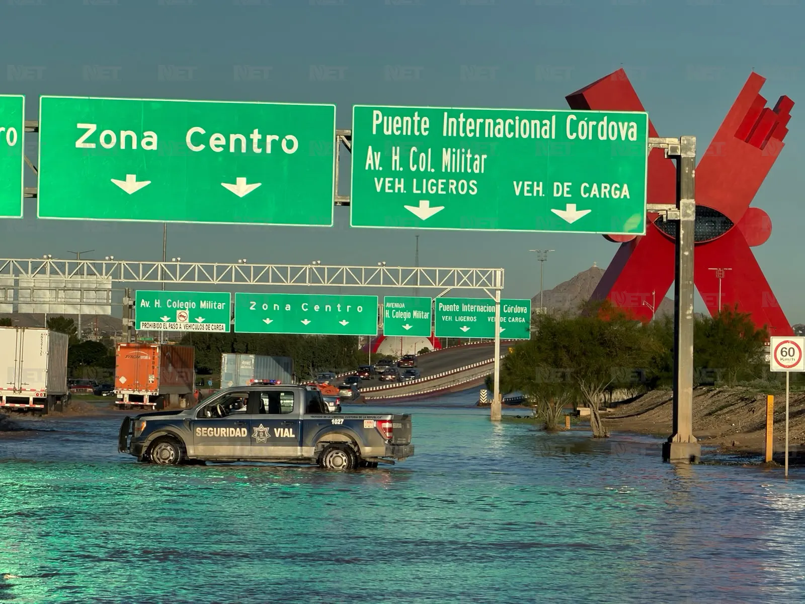 Cierre en Juan Pablo II por desborde del Río Bravo en Juárez