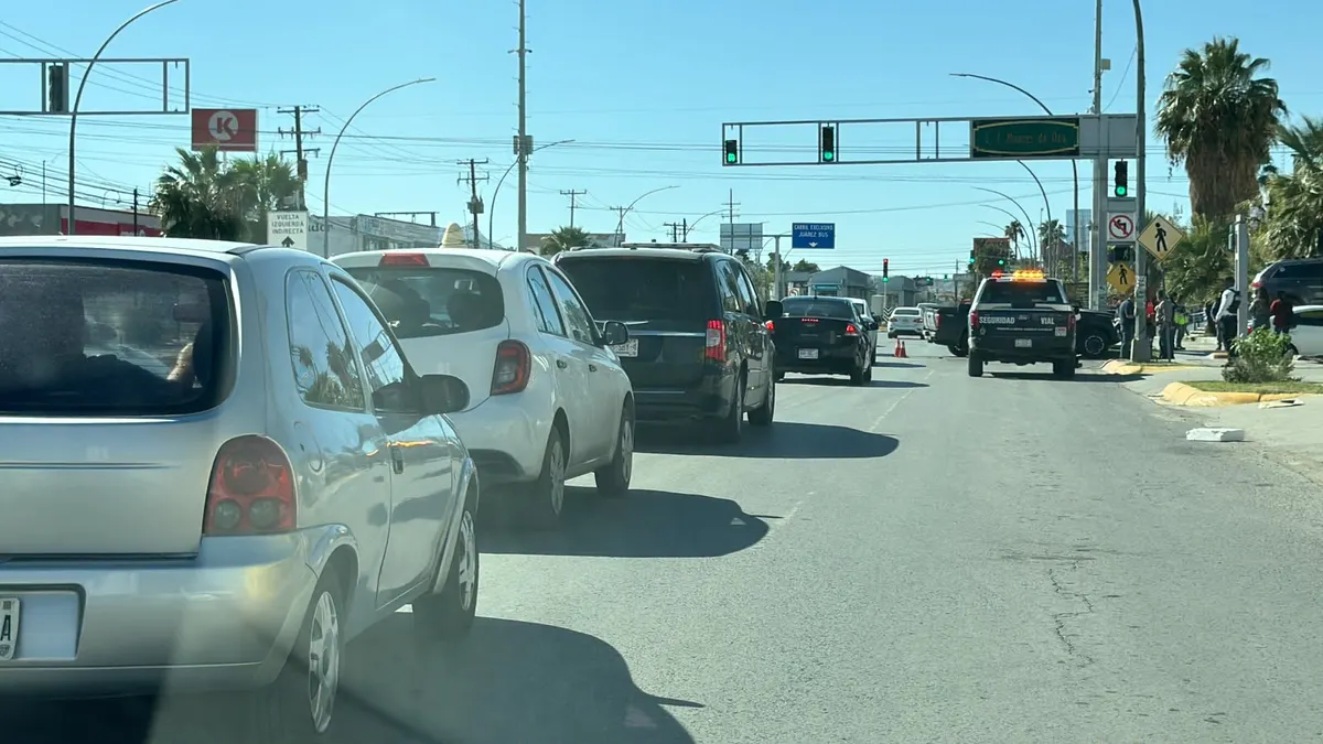 Chocan camioneta y pick up frente al Hospital General