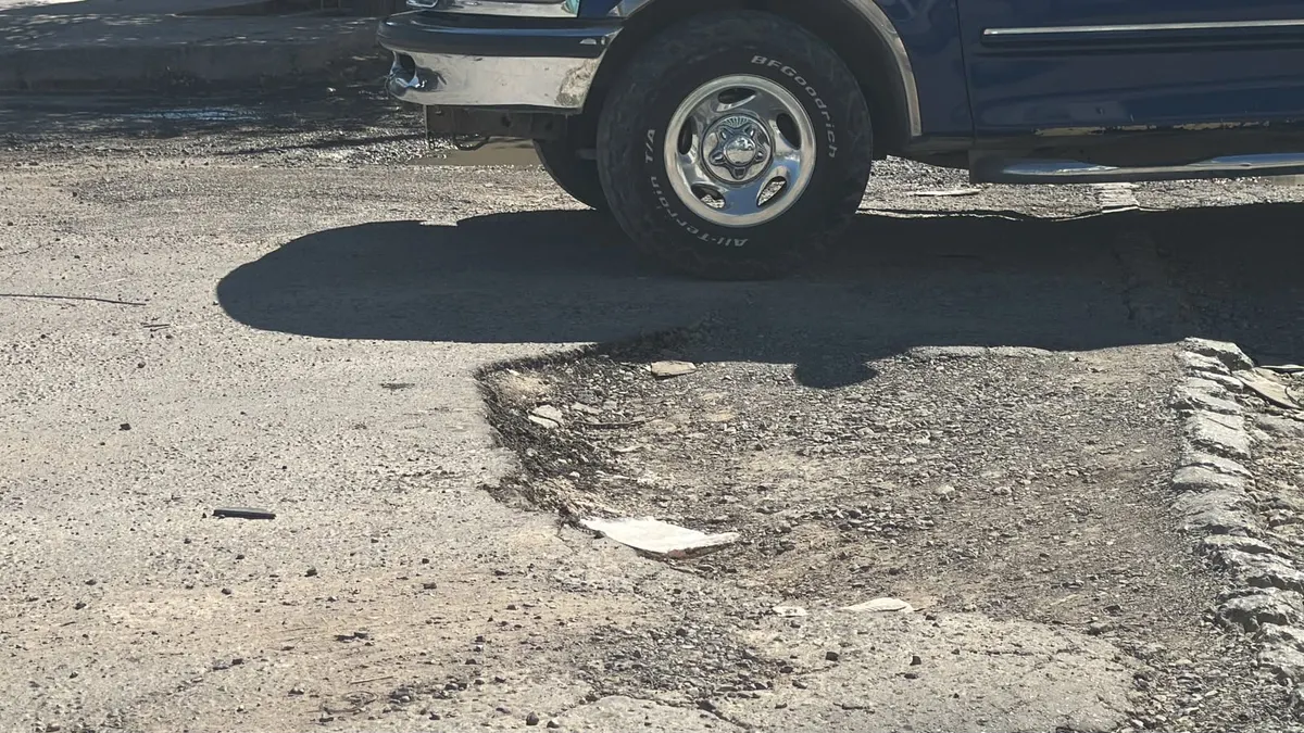 Baches en acceso a urgencias del IMSS 67 causan daños a vehículos