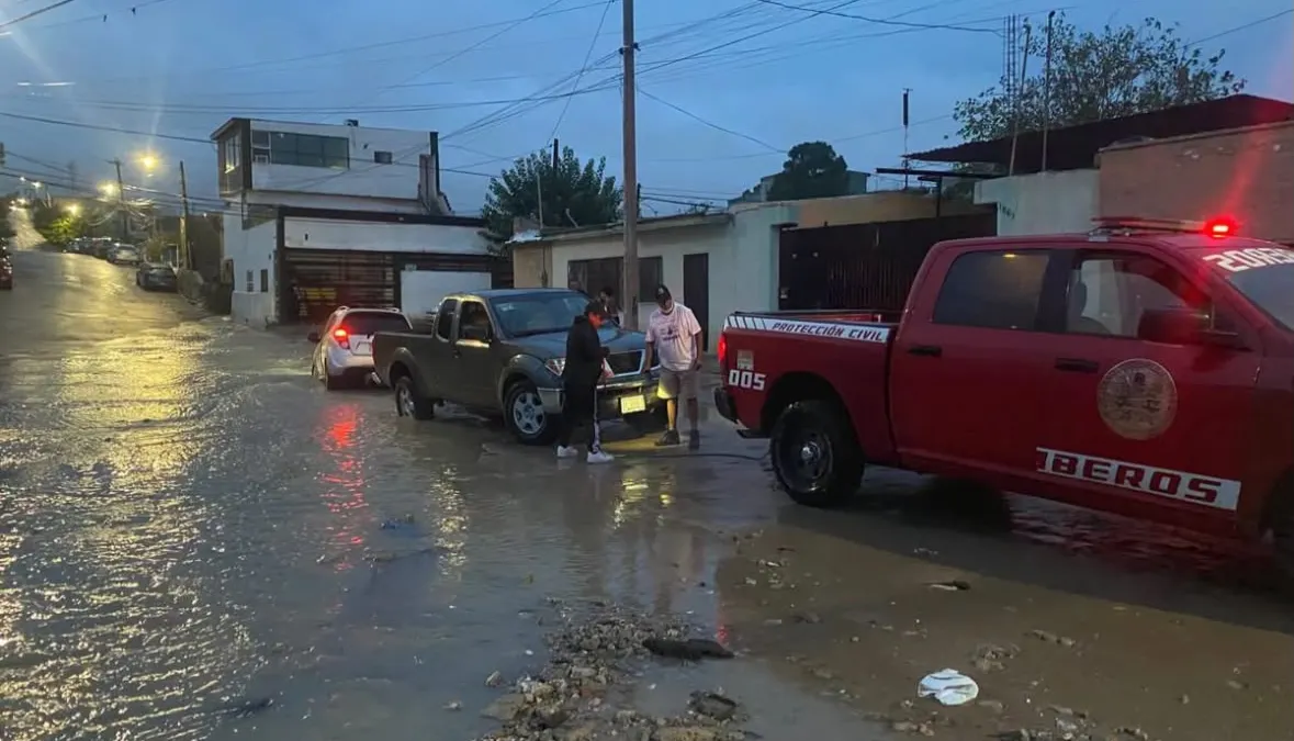 Auxilian a dos autos atrapados en arroyo por lluvias en Juárez