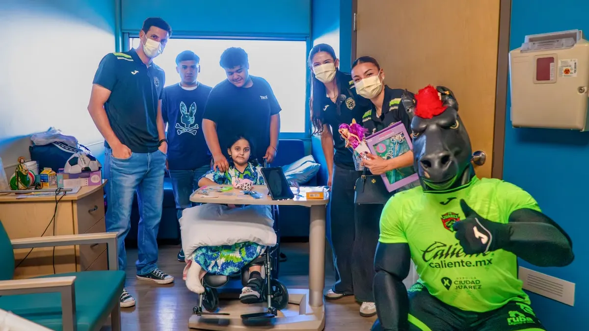 Futbolistas del FC Juárez regalan sonrisas a niños en El Paso Children’s Hospital