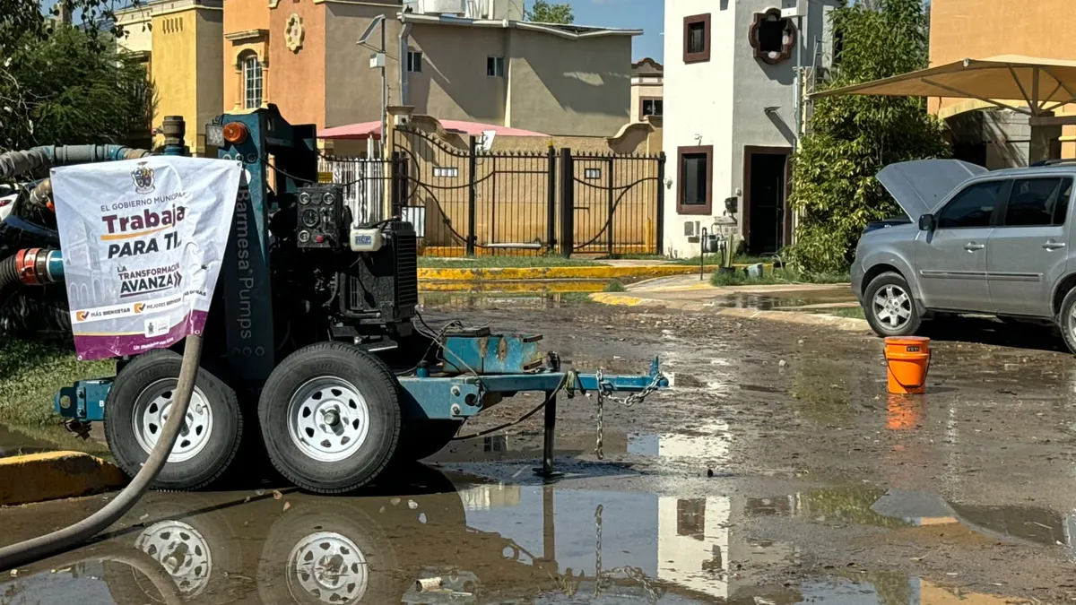Bomberos desaguan calles y viviendas inundadas en Gardeno Residencial