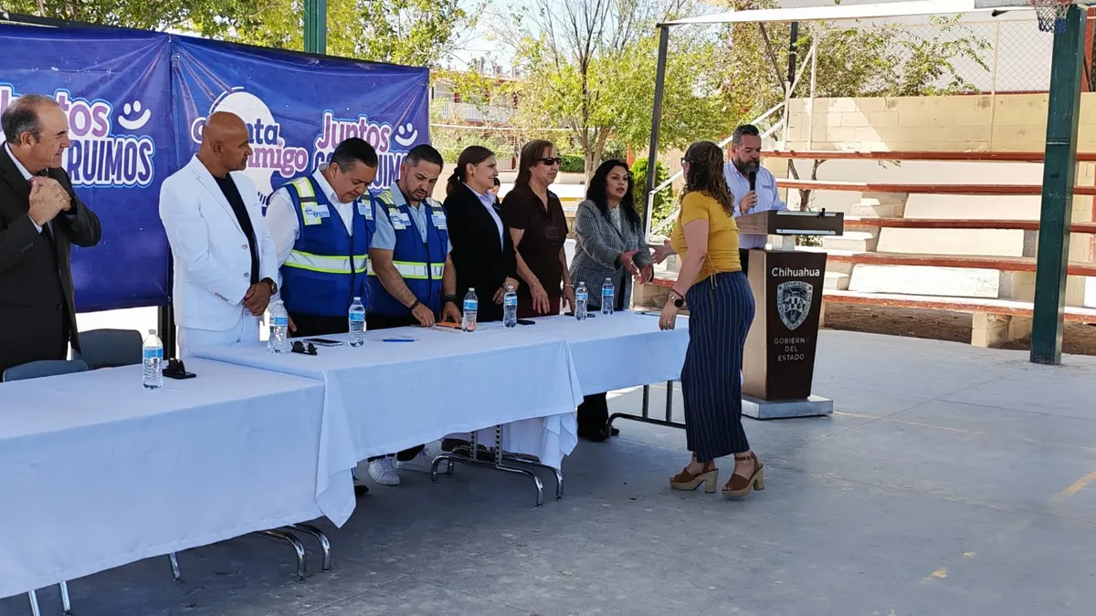 Reciben 10 escuelas de Juárez apoyo del Ichife tras lluvias