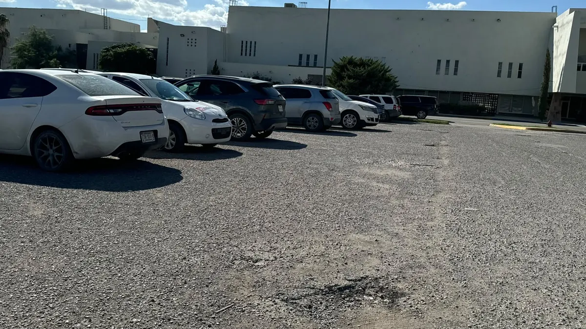 Baches frente al Museo de Arte complican la circulación