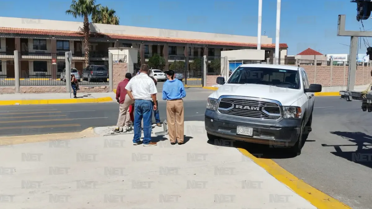 Chocan dos vehículos frente a Pueblito Mexicano; dañan poste y barda de hotel