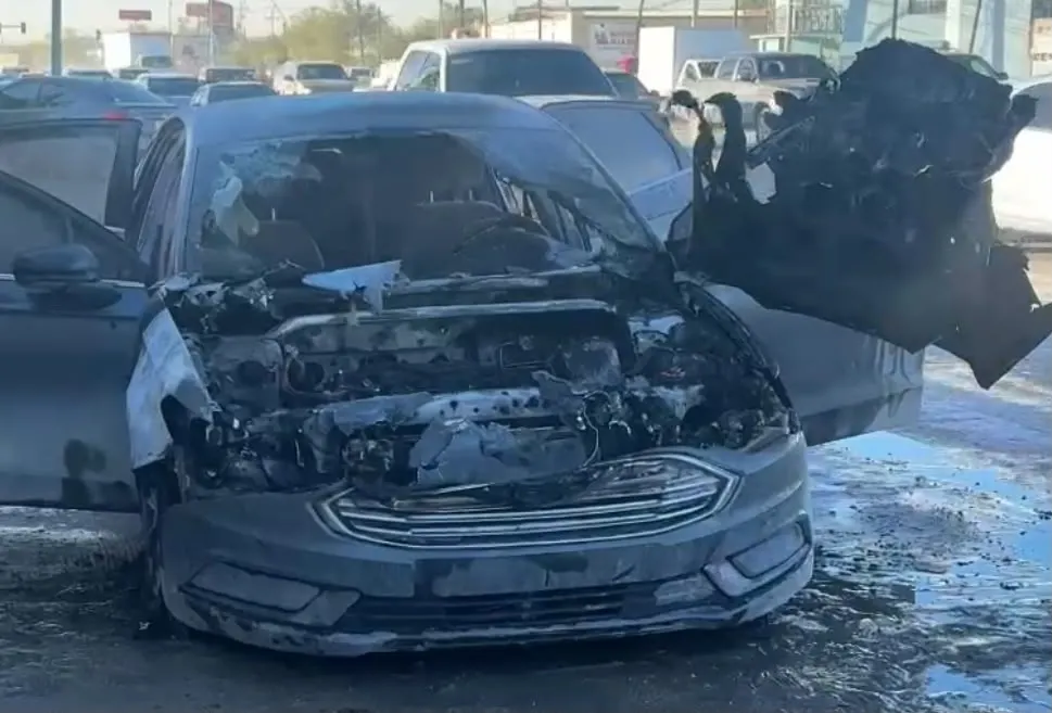Se incendia auto en bulevar Manuel Gómez Morín; conductora sale ilesa
