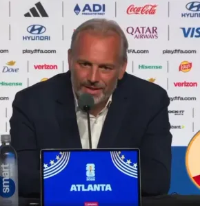 Recibe DT de Congo noticia de la muerte de su padre en conferencia de prensa