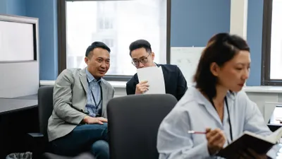 Revelan expertos cómo los chismes pueden ser útiles o dañinos en el trabajo