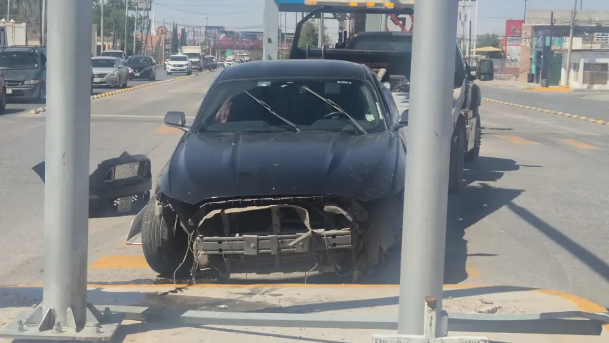 Conductora omite semáforo y choca contra Mustang en la Tecnológico