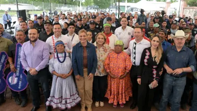 Entrega Maru Campos patrullas y equipo policial en Guachochi