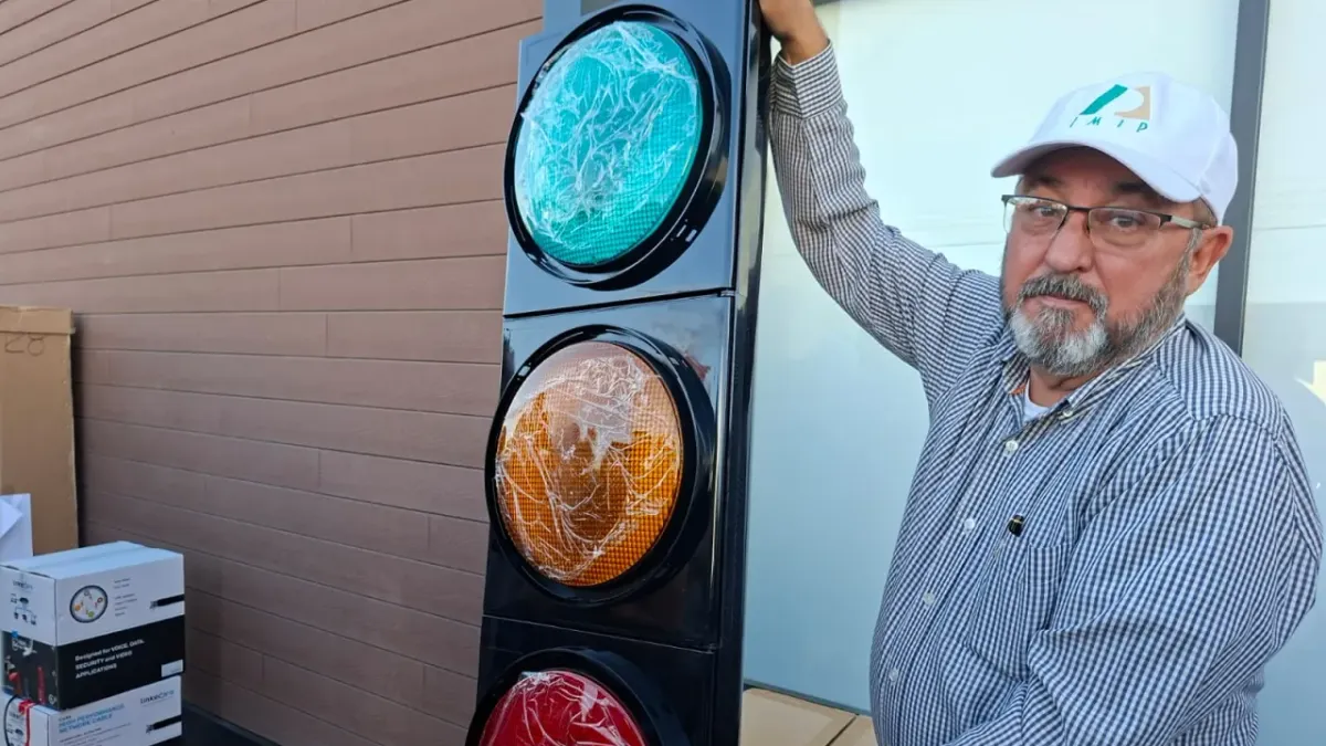 Arranca instalación de semáforos con IA en la López Mateos