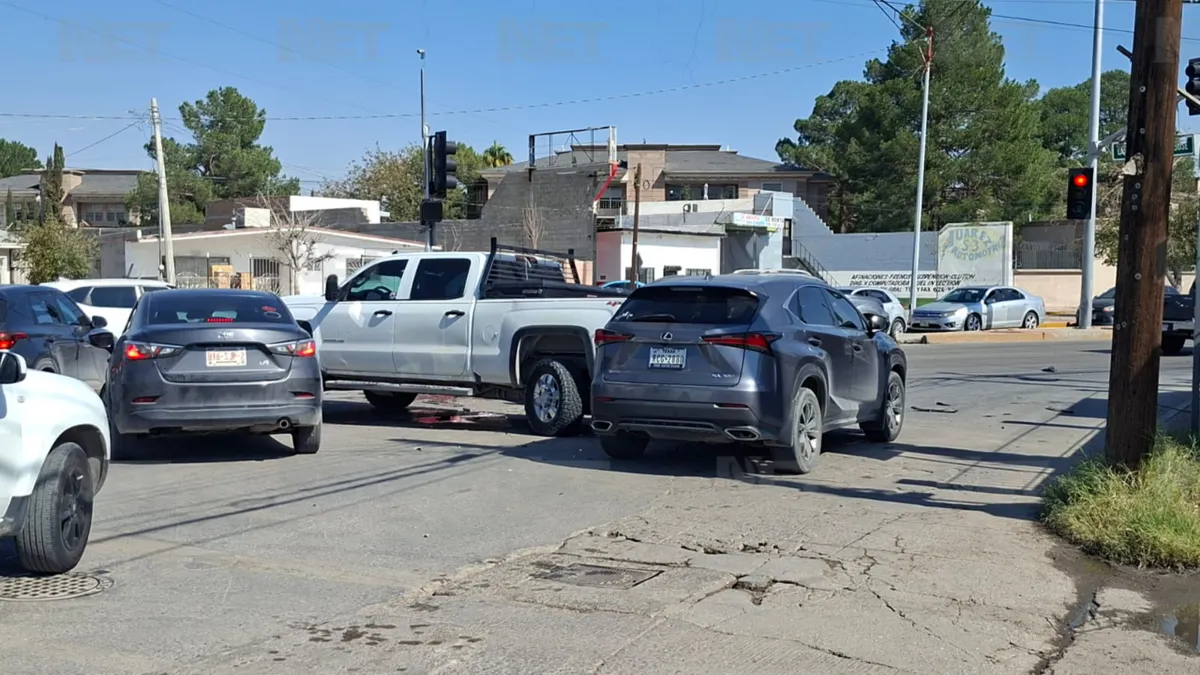 Chocan tres vehículos por confusión en semáforo de la Ejército Nacional