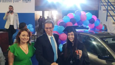 Entregan auto último modelo a egresada de la UACJ con promedio de 9.93
