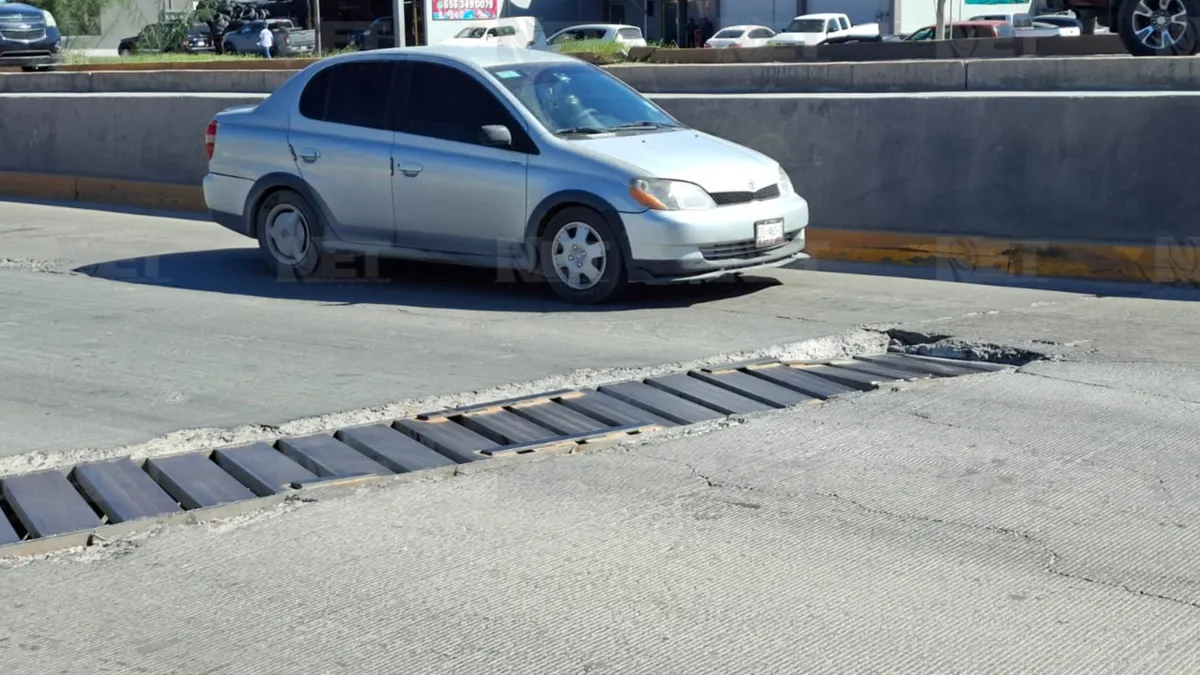 Rejilla dañada en De Las Torres y Sorgo pone en riesgo a conductores