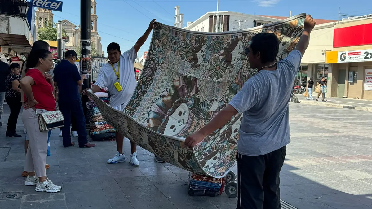 Artesanos oaxaqueños ofrecen colchas tejidas a mano en el Centro de Juárez