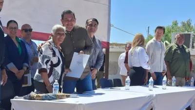 Entregan documentos de regularización patrimonial a 215 familias de Loma Blanca
