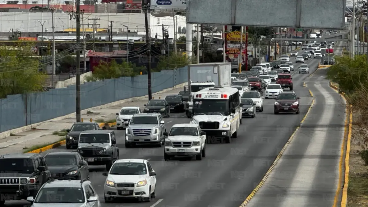 Tráfico complica la movilidad en avenidas principales de Juárez este viernes