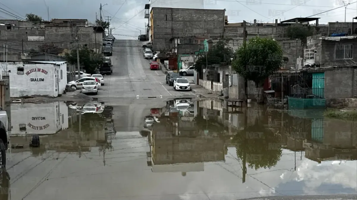 Quedan vecinos atrapados en sus viviendas por inundación en la colonia Azteca