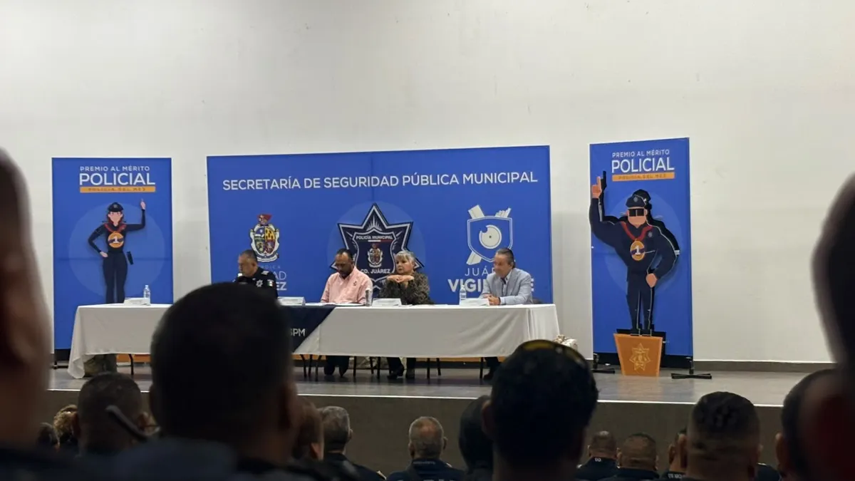 Reconocen a 121 policías de Juárez por su desempeño y trayectoria