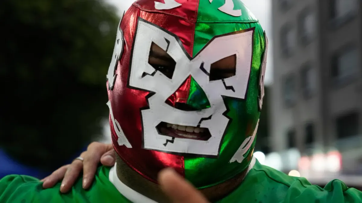 Turistas del Mundial abarrotan la Arena México para ver lucha libre