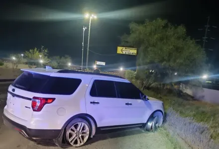Joven choca camioneta contra banqueta y queda con los neumáticos destrozados