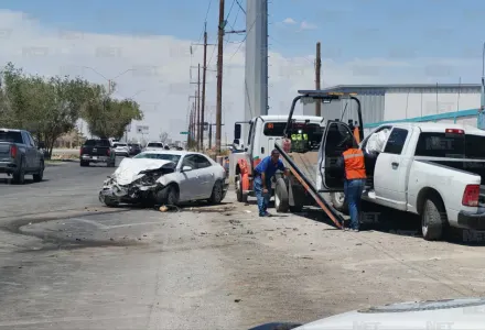 Choque entre unidad de CFE y auto deja dos lesionados en la Panamericana