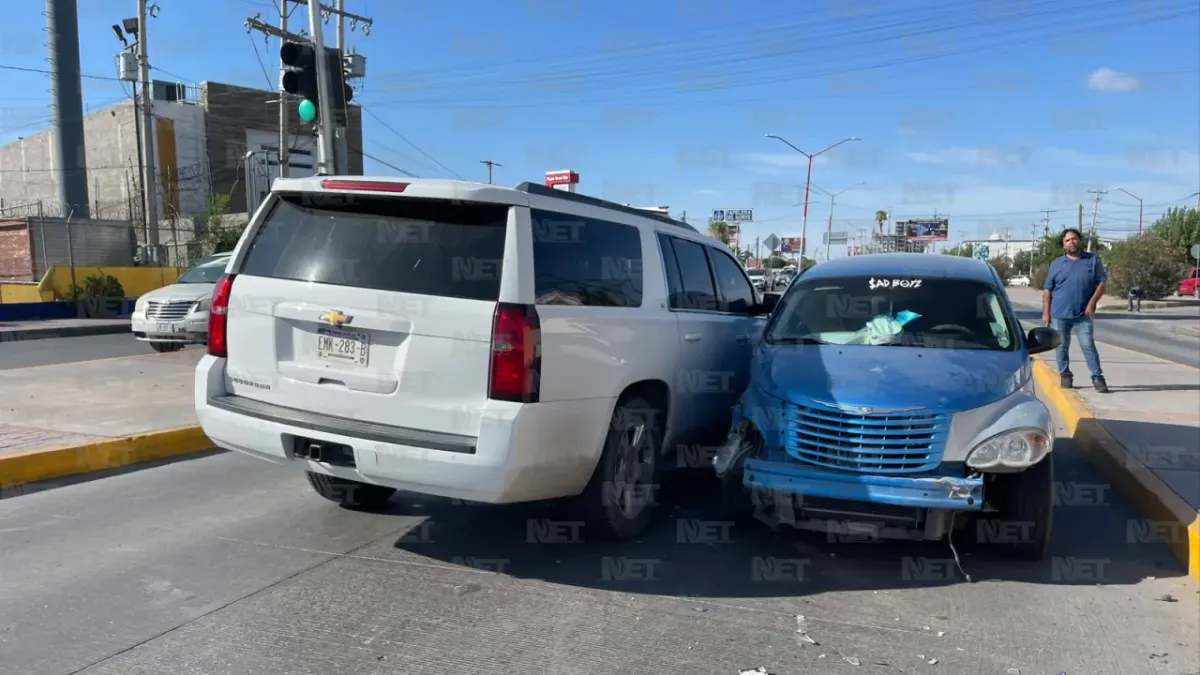 Choque frontal en avenida Bermúdez y Gómez Morín deja daños materiales