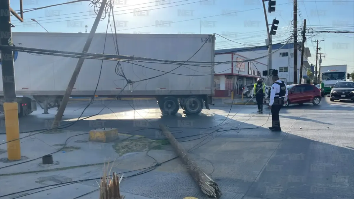 Tráiler derriba poste y afecta circulación en la Plutarco Elías Calles