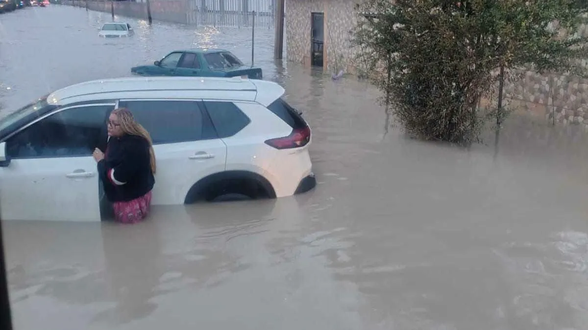 Encharcamiento de 800 metros deja vehículos varados en carretera Juárez-Porvenir