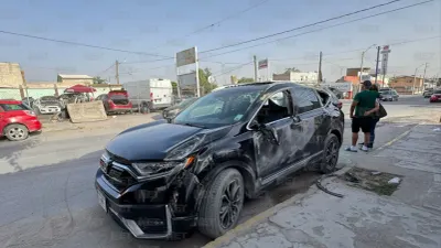 Provoca volcadura en Zaragoza al dar vuelta desde el segundo carril