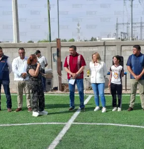 Entrega Municipio cancha con pasto sintético en Secundaria Federal 22