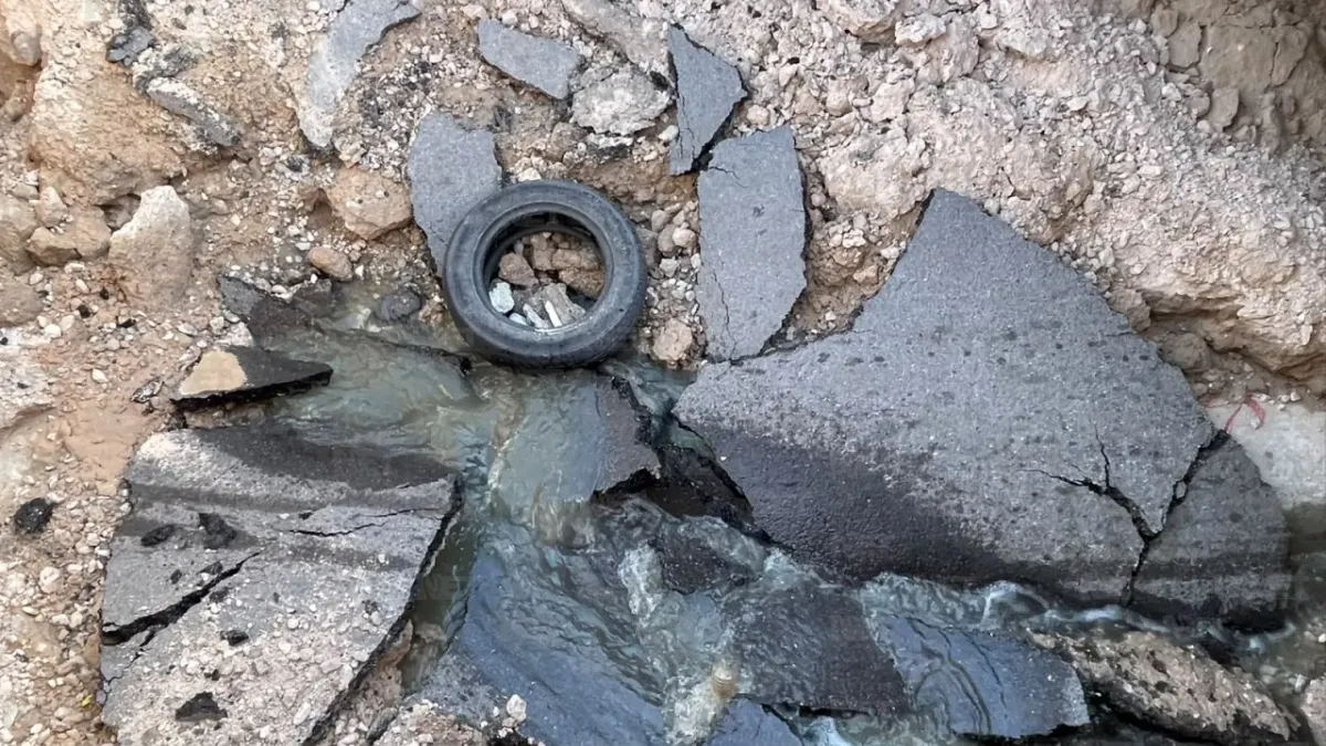 Cierran carril en la Ponciano Arriaga por socavón
