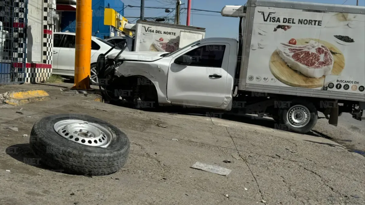 Vuelca camión de cárnicos y camioneta choca contra portón en la Óscar Flores