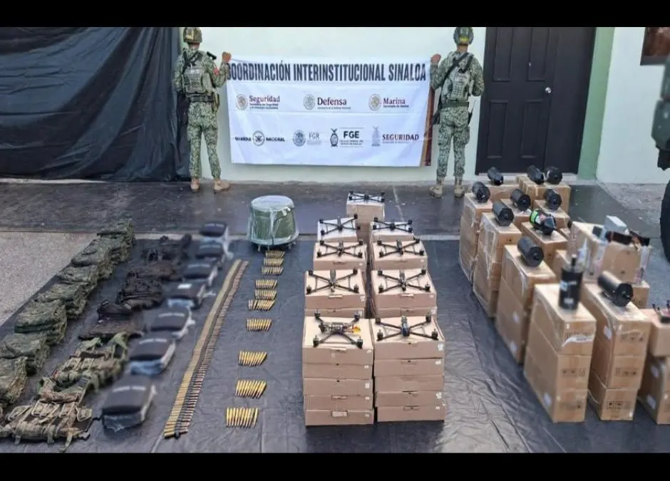 Aseguran arsenal táctico, drones y explosivos durante operativo en Sinaloa