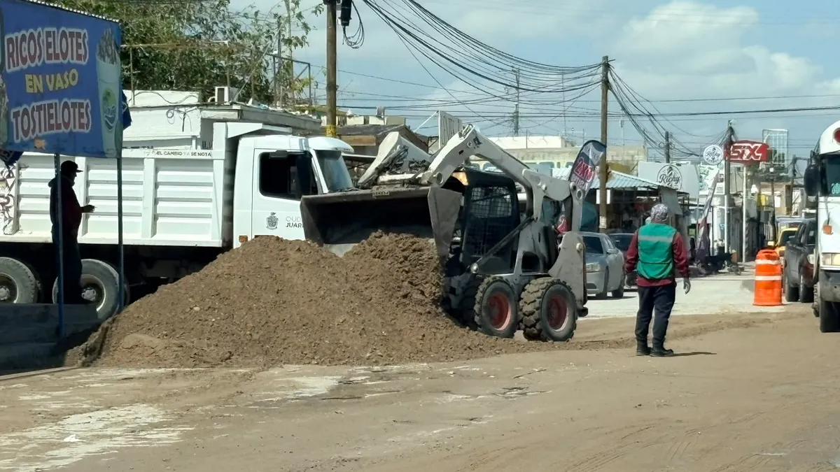 Despliegan maquinaria para limpiar lodo de las calles en Puerto de Palos