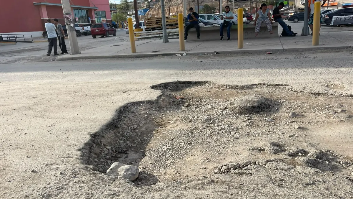 Vecinos de colonia Torreón exigen bacheo urgente en la Mariano Matamoros