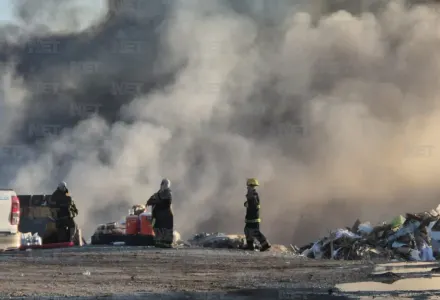 Incendio en recicladora cumple más de 21 horas; humo cubre gran parte de Juárez